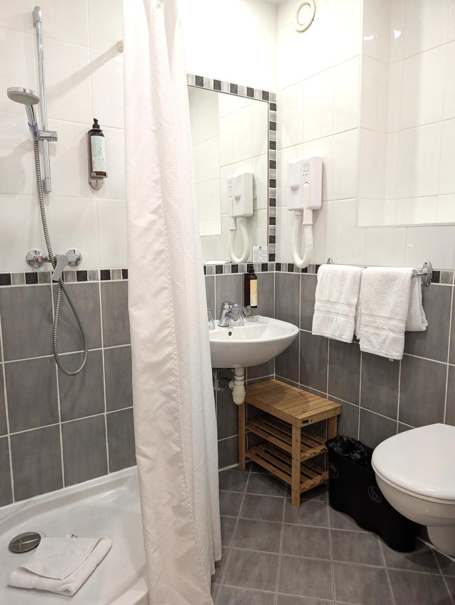 Twin Room,1742595622:JPEG